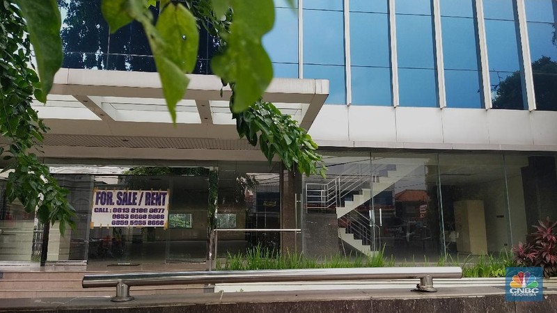 Suasana Gedung dan Perhotelan di kawasan Jakarta yang dipasang spanduk di jual, Jakarta, Jumat (21/5/2021). Pengusaha di sektor perhotelan mulai angkat tangan dengan pandemi Covid-19 yang belum diketahui selesai kapan. Mereka bukan hanya menutup operasional, namun hingga menjual aset properti. Pantauan CNBC Indonesia dilapangan petugas keamanan yang tidak mau disebutkan namanya mengatakan 