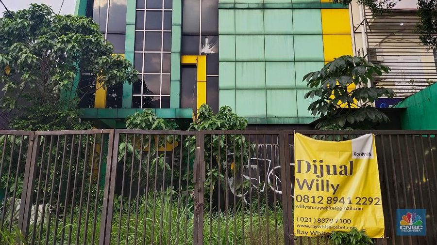 Suasana Gedung dan Perhotelan di kawasan Jakarta yang dipasang spanduk di jual, Jakarta, Jumat (21/5/2021). Pengusaha di sektor perhotelan mulai angkat tangan dengan pandemi Covid-19 yang belum diketahui selesai kapan. Mereka bukan hanya menutup operasional, namun hingga menjual aset properti. Pantauan CNBC Indonesia dilapangan petugas keamanan yang tidak mau disebutkan namanya mengatakan 