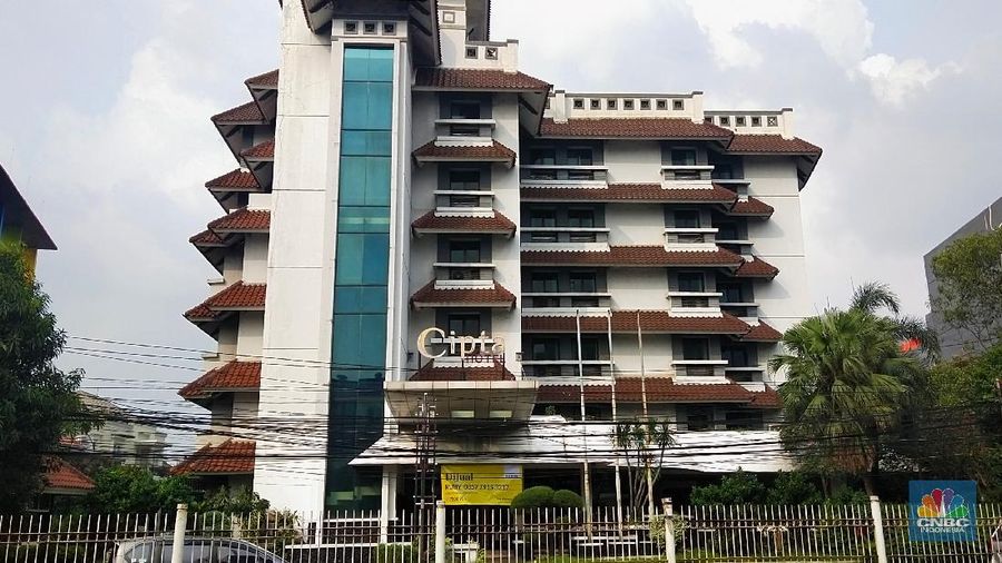 Suasana Gedung dan Perhotelan di kawasan Jakarta yang dipasang spanduk di jual, Jakarta, Jumat (21/5/2021). Pengusaha di sektor perhotelan mulai angkat tangan dengan pandemi Covid-19 yang belum diketahui selesai kapan. Mereka bukan hanya menutup operasional, namun hingga menjual aset properti. Pantauan CNBC Indonesia dilapangan petugas keamanan yang tidak mau disebutkan namanya mengatakan 