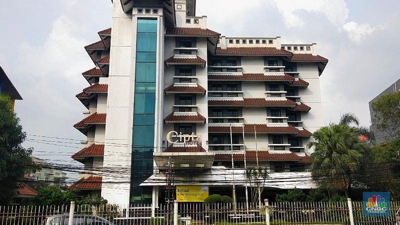 Suasana Gedung dan Perhotelan di kawasan Jakarta yang dipasang spanduk di jual, Jakarta, Jumat (21/5/2021). Pengusaha di sektor perhotelan mulai angkat tangan dengan pandemi Covid-19 yang belum diketahui selesai kapan. Mereka bukan hanya menutup operasional, namun hingga menjual aset properti. Pantauan CNBC Indonesia dilapangan petugas keamanan yang tidak mau disebutkan namanya mengatakan 