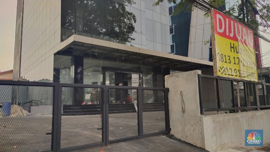 Suasana Gedung dan Perhotelan di kawasan Jakarta yang dipasang spanduk di jual, Jakarta, Jumat (21/5/2021). Pengusaha di sektor perhotelan mulai angkat tangan dengan pandemi Covid-19 yang belum diketahui selesai kapan. Mereka bukan hanya menutup operasional, namun hingga menjual aset properti. Pantauan CNBC Indonesia dilapangan petugas keamanan yang tidak mau disebutkan namanya mengatakan 