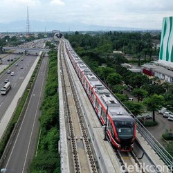 Jokowi 'Kawinkan' Kereta Cepat dan LRT Kelar 2022, Ada Apa?