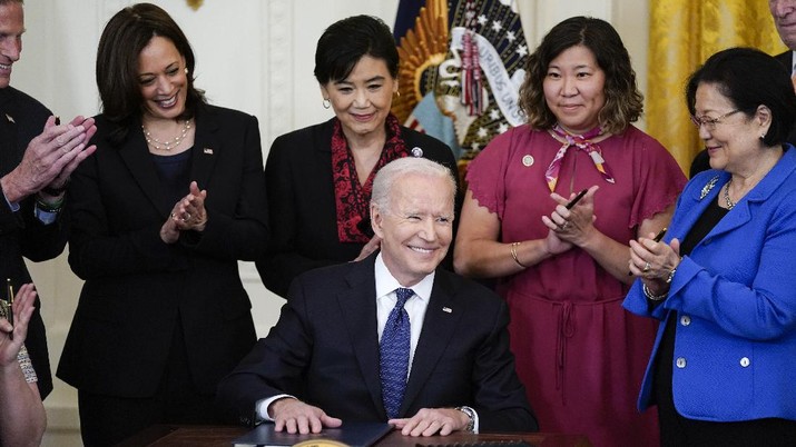 President Joe Biden smiles after signing the COVID-19 Hate Crimes Act, in the East Room of the White House, Thursday, May 20, 2021, in Washington. Clockwise from left, Sen. Tammy Duckworth, R-Ill., Sen. Richard Blumenthal, D-Conn., Vice President Kamala Harris, Rep. Judy Chu, D-Calif., Rep. Grace Meng, D-N.Y., Rep. Don Beyer, D-Va., and Sen. Mazie Hirono, D-Hawaii. (AP Photo/Evan Vucci)