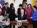 Kala Biden Ramai Dikelilingi Perempuan di Timur Gedung Putih