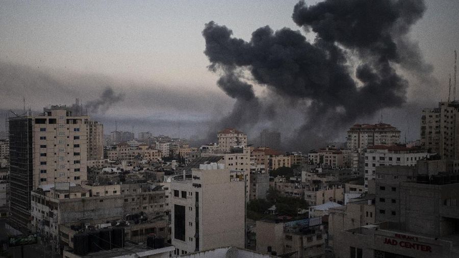 Asap mengepul setelah serangan udara Israel di Kota Gaza, Rabu, 12 Mei 2021. Roket mengalir keluar dari Gaza dan Israel menghantam wilayah itu dengan serangan udara Rabu pagi karena pecahnya kekerasan paling parah sejak perang 2014 mengambil banyak ciri khas dari bencana itu. Konflik 50 hari, tanpa ada game akhir yang terlihat. (AP / Khalil Hamra)