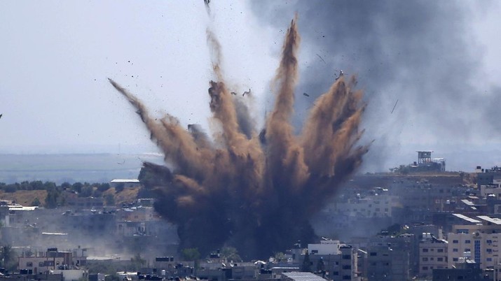 Serangan Udara Israel ke Palestina Asap membubung setelah serangan udara Israel di sebuah gedung di Kota Gaza, Kamis, 13 Mei 2021. Warga Palestina yang lelah dengan muram menandai akhir bulan suci Ramadhan, ketika Hamas dan Israel memperdagangkan lebih banyak roket dan serangan udara dan kekerasan Yahudi-Arab berkecamuk di seluruh penjuru. Israel. (AP / Hatem Moussa)