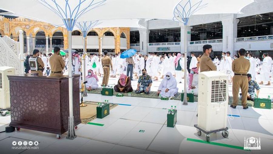 Imam Masdijil Haram, Syekh Bandar Al Baleelah, diserang pria bersenjata. Peristiwa penyerangan itu terjadi saat dia sedang ceramah Salat Jumat, (21/5/2021).  (Dok: Twitter Haramain/@Haramaininfo)