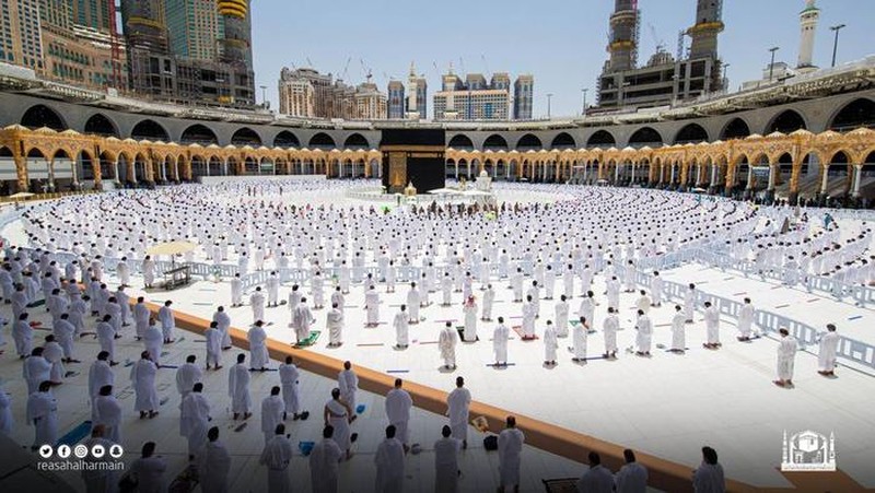 Imam Masdijil Haram, Syekh Bandar Al Baleelah, diserang pria bersenjata. Peristiwa penyerangan itu terjadi saat dia sedang ceramah Salat Jumat, (21/5/2021).  (Dok: Twitter Haramain/@Haramaininfo)
