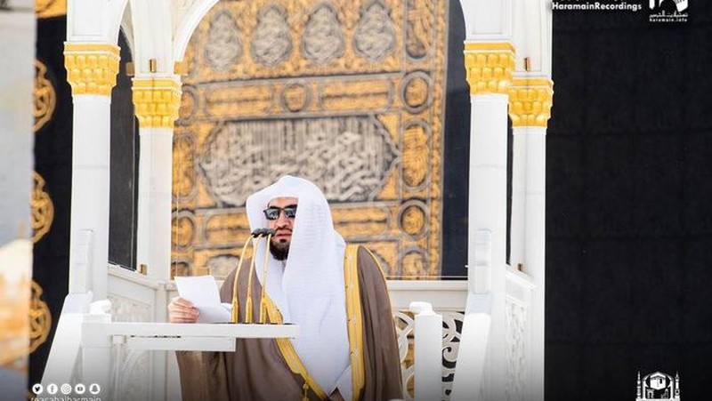 Imam Masdijil Haram, Syekh Bandar Al Baleelah, diserang pria bersenjata. Peristiwa penyerangan itu terjadi saat dia sedang ceramah Salat Jumat, (21/5/2021).  (Dok: Twitter Haramain/@Haramaininfo)
