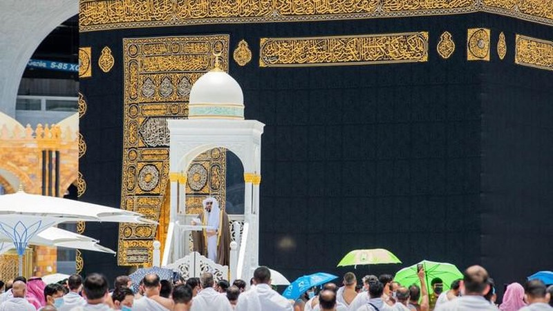 Imam Masdijil Haram, Syekh Bandar Al Baleelah, diserang pria bersenjata. Peristiwa penyerangan itu terjadi saat dia sedang ceramah Salat Jumat, (21/5/2021).  (Dok: Twitter Haramain/@Haramaininfo)