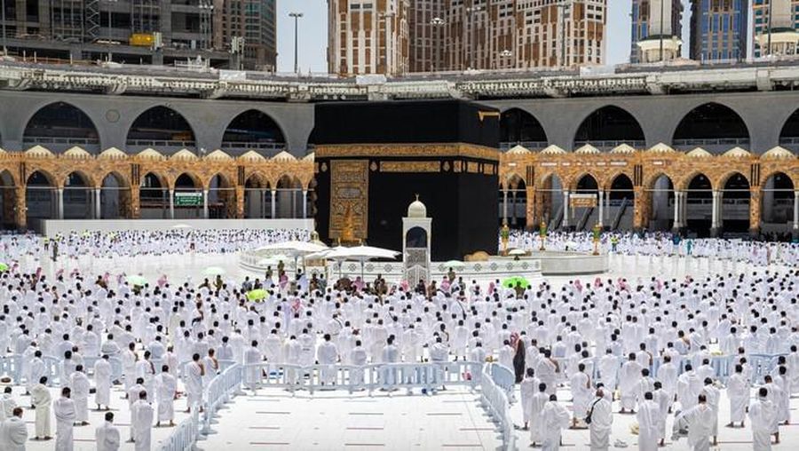Imam Masdijil Haram, Syekh Bandar Al Baleelah, diserang pria bersenjata. Peristiwa penyerangan itu terjadi saat dia sedang ceramah Salat Jumat, (21/5/2021).  (Dok: Twitter Haramain/@Haramaininfo)