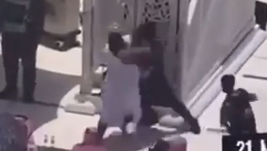 Imam Masdijil Haram, Syekh Bandar Al Baleelah, diserang pria bersenjata. Peristiwa penyerangan itu terjadi saat dia sedang ceramah Salat Jumat, (21/5/2021).  (Dok: Twitter Haramain/@Haramaininfo)