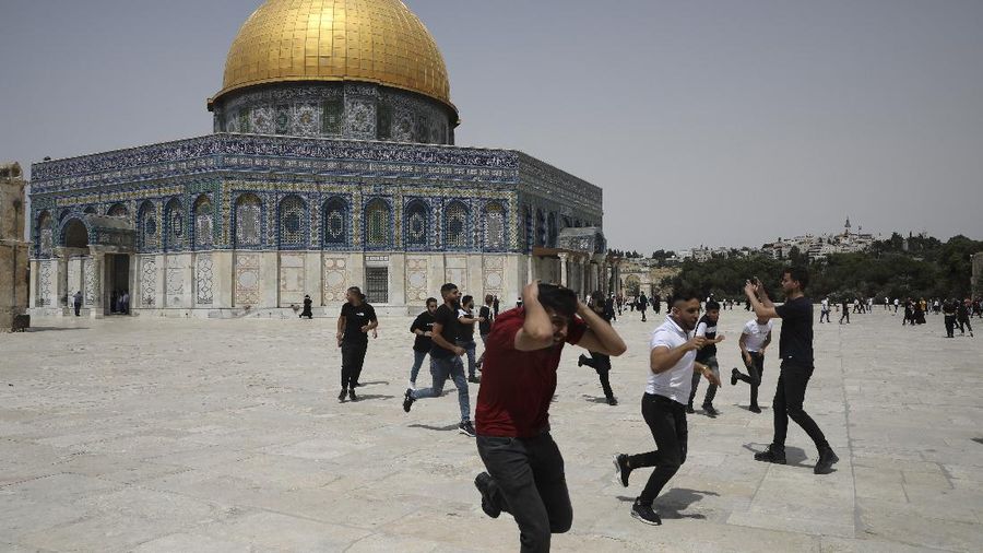 Polisi Israel serbu Al-Aqsa. (AP/Mahmoud Illean)