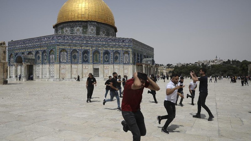 Polisi Israel serbu Al-Aqsa. (AP/Mahmoud Illean)