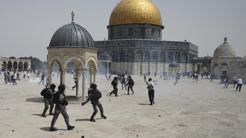 Polisi Israel serbu Al-Aqsa. (AP/Mahmoud Illean)