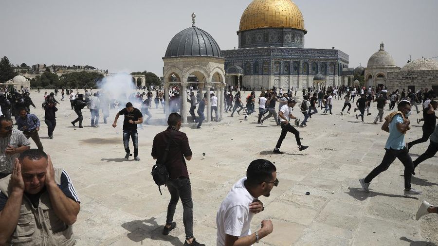 Polisi Israel serbu Al-Aqsa. (AP/Mahmoud Illean)