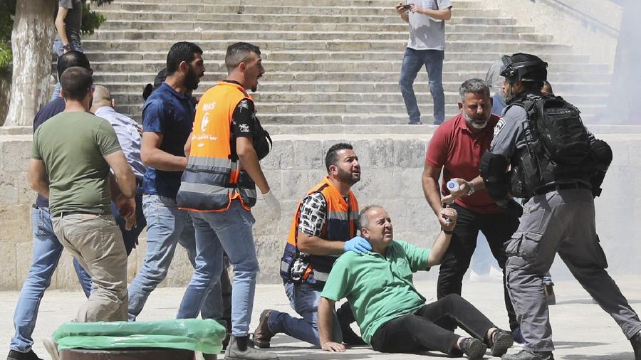 Polisi Israel serbu Al-Aqsa. (AP/Mahmoud Illean)