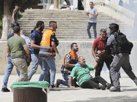 Insiden Lagi di Al-Aqsa, Polisi Israel Pukuli Warga Palestina