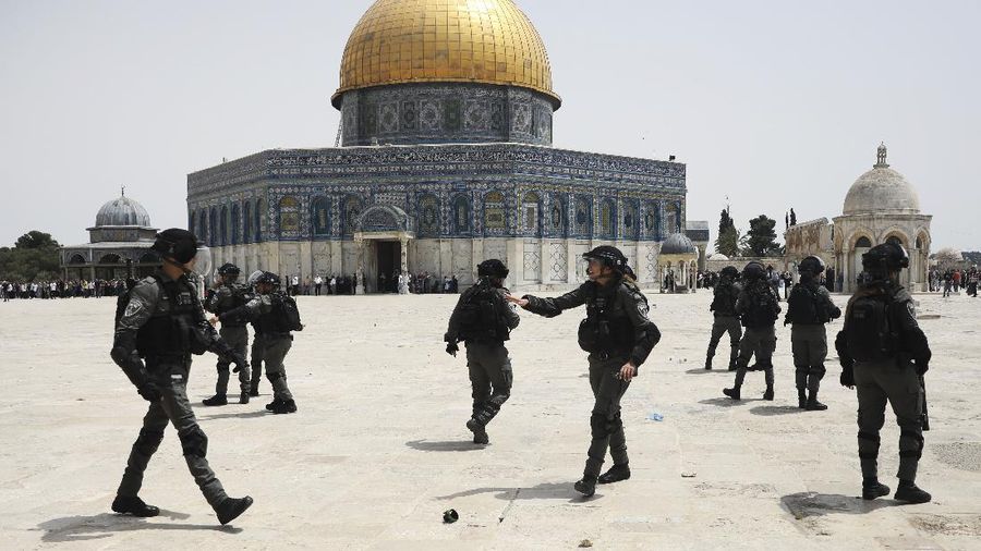 Polisi Israel serbu Al-Aqsa. (AP/Mahmoud Illean)