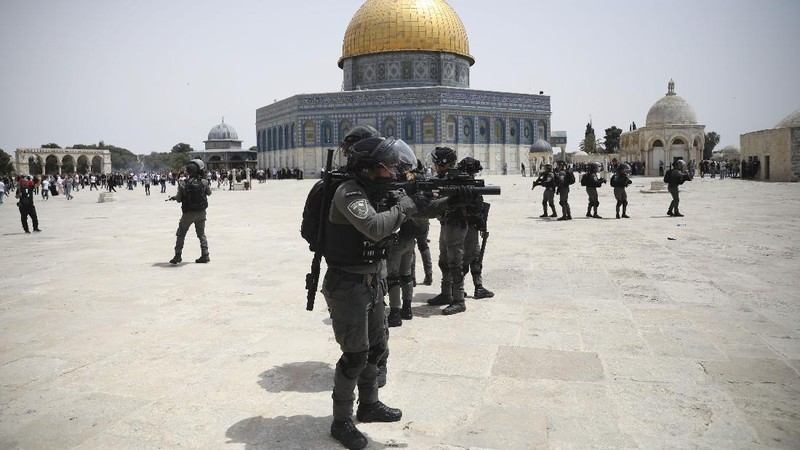 Polisi Israel serbu Al-Aqsa. (AP/Mahmoud Illean)