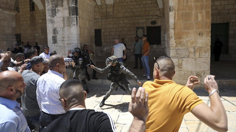 Polisi Israel serbu Al-Aqsa. (AP/Mahmoud Illean)