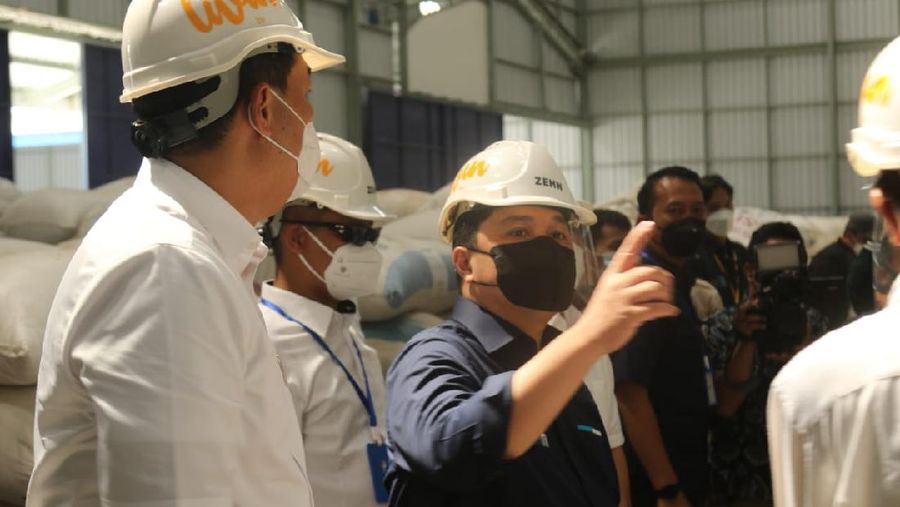 Menteri BUMN, Erick Thohir saat meninjau Sentra Pengolahan Beras Terpadu (SPBT) di Desa Kaliputih, Kutowinangun, Kebumen, Jawa Tengah, Minggu (23/5). (Dok. Kementerian BUMN)