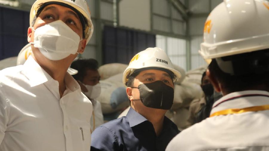 Menteri BUMN, Erick Thohir saat meninjau Sentra Pengolahan Beras Terpadu (SPBT) di Desa Kaliputih, Kutowinangun, Kebumen, Jawa Tengah, Minggu (23/5). (Dok. Kementerian BUMN)