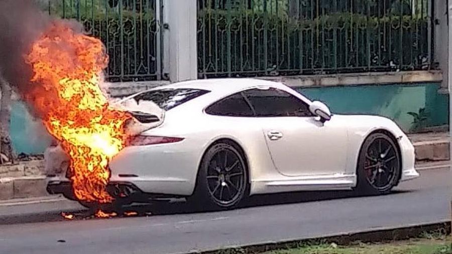 Mobil Porsche warna putih terbakar di Kelapa Gading, Jakarta Utara, Sabtu (22/5/2021). (Tangkapan Layar Instagram @humasjakfire)