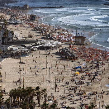 Usai Gencatan Senjata, Warga Israel Serbu Pantai Liburan