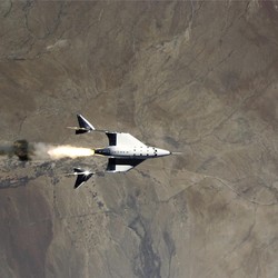Ini Penampakan Pesawat Virgin Galactic yang Tembus Atmosfer