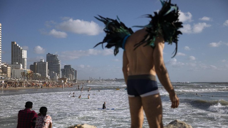 People enjoy the beach front in Tel Aviv, Israel, Saturday, May 22, 2021. A cease-fire took effect early Friday after 11 days of heavy fighting between Israel and Gaza's militant Hamas rulers that was ignited by protests and clashes in Jerusalem. (AP Photo/Oded Balilty)