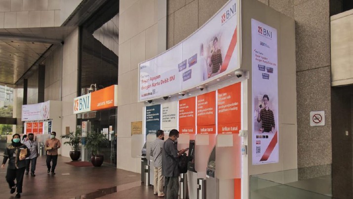 Intip Biaya Transaksi di ATM BNI Tarif baru tersebut hanya berlaku untuk cek saldo dan Tarik tunai di mesin ATM yang berbeda dengan bank tempat penerbitan kartu debitnya.