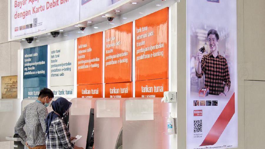 Tarif baru tersebut hanya berlaku untuk cek saldo dan Tarik tunai di mesin ATM yang berbeda dengan bank tempat penerbitan kartu debitnya.