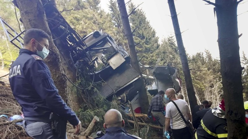 Kecelakaan kereta gantung yang jatuh di utara Italia pada Minggu (23/5/2021). AP/