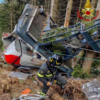 Terjun 300 Meter, Potret Kecelakaan Kereta Gantung Italia