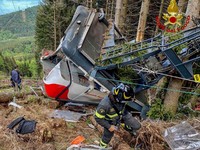 Terjun 300 Meter, Potret Kecelakaan Kereta Gantung Italia