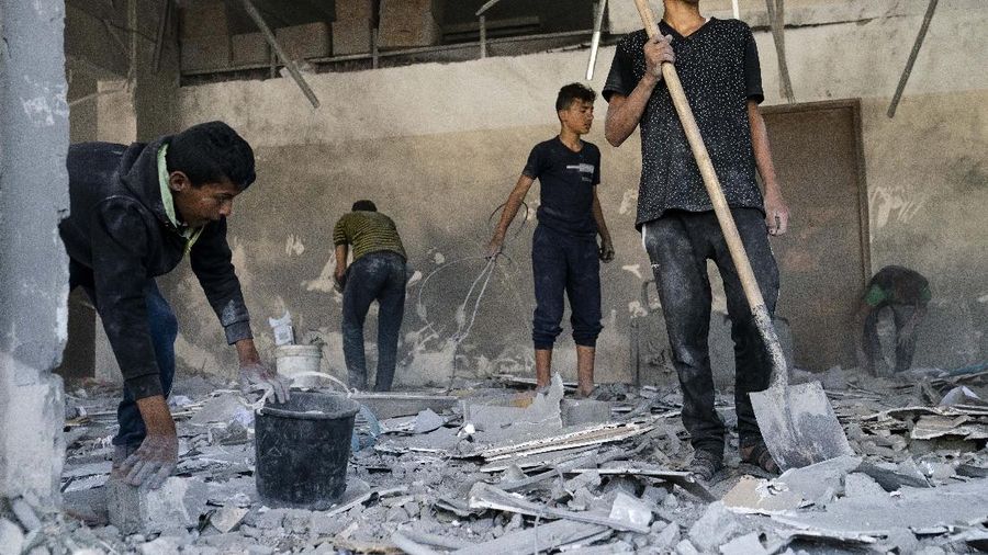 Palestina mulai berbenah pasca konflik dengan Israel. (AP/John Minchillo)