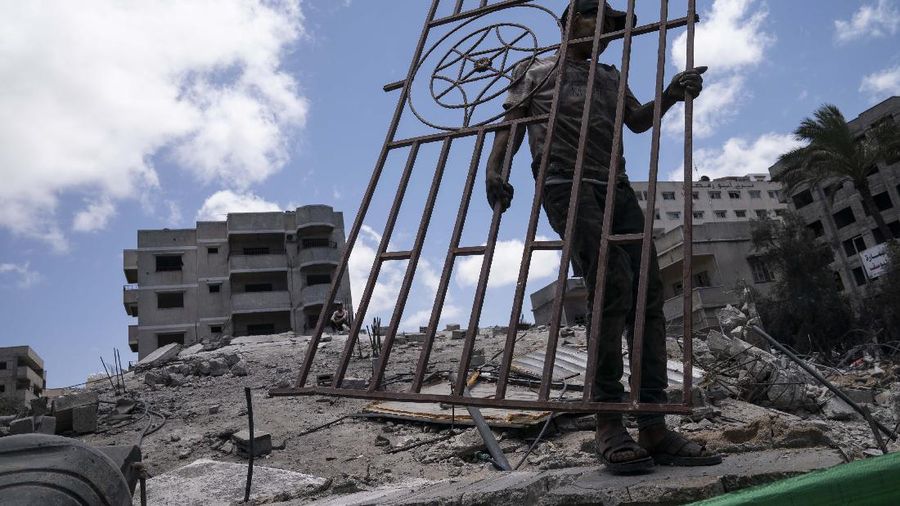 Palestina mulai berbenah pasca konflik dengan Israel. (AP/John Minchillo)