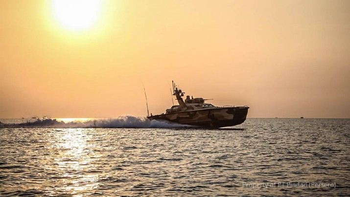 Tank Boat Antasena buatan Pindad telah menjalani serangkaian uji jelajah laut serta tembak senjata utama RCWS kanon kaliber 30 mm dan 2 senapan mesin 12,7 mm. (Dok: PT Pindad) Tank Boat Antasena buatan Pindad telah menjalani serangkaian uji jelajah laut serta tembak senjata utama RCWS kanon kaliber 30 mm dan 2 senapan mesin 12,7 mm. (Dok: PT Pindad)