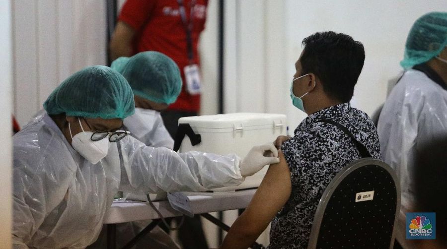 Vaksinasi pekerja ritel. (CNBC Indonesia/Muhammad Sabki)