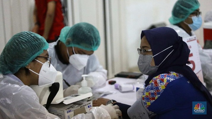 Vaksinasi pekerja ritel. (CNBC Indonesia/Muhammad Sabki)