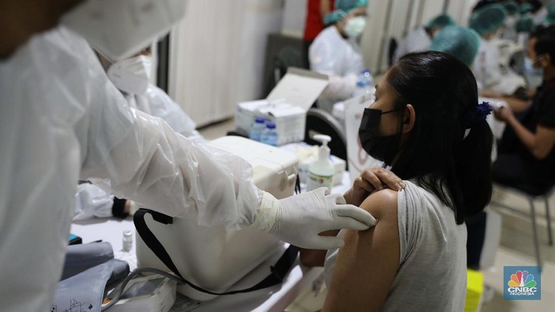 Vaksinasi pekerja ritel. (CNBC Indonesia/Muhammad Sabki)