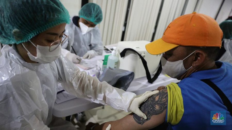 Vaksinasi pekerja ritel. (CNBC Indonesia/Muhammad Sabki)