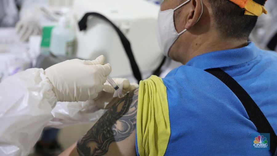 Vaksinasi pekerja ritel. (CNBC Indonesia/Muhammad Sabki)