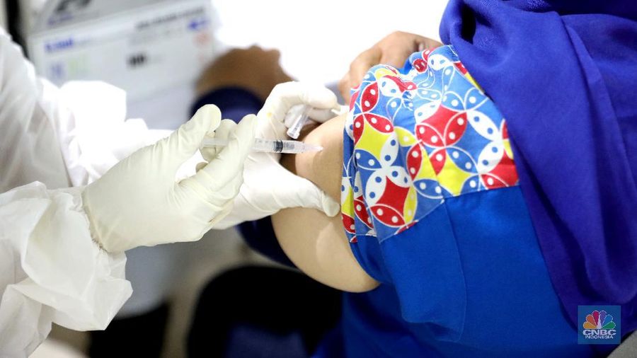 Vaksinasi pekerja ritel. (CNBC Indonesia/Muhammad Sabki)