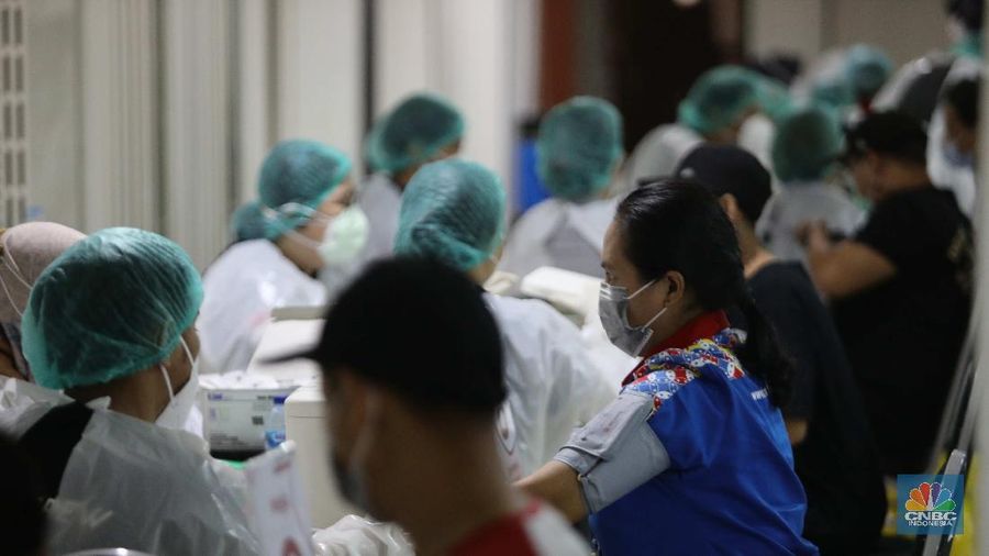Vaksinasi pekerja ritel. (CNBC Indonesia/Muhammad Sabki)