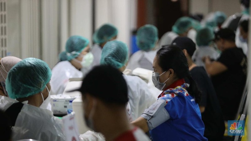 Vaksinasi pekerja ritel. (CNBC Indonesia/Muhammad Sabki)