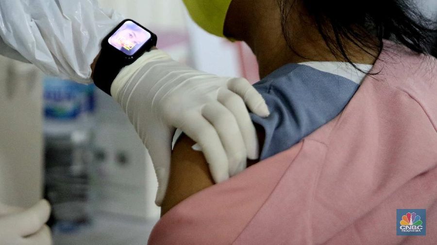 Vaksinasi pekerja ritel. (CNBC Indonesia/Muhammad Sabki)