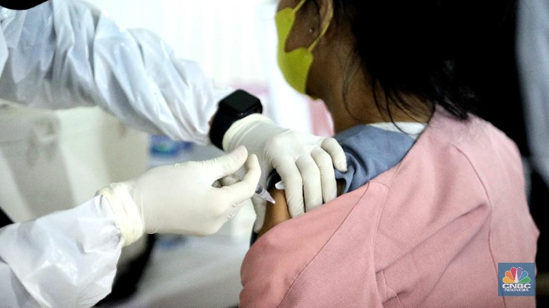 Vaksinasi pekerja ritel. (CNBC Indonesia/Muhammad Sabki)