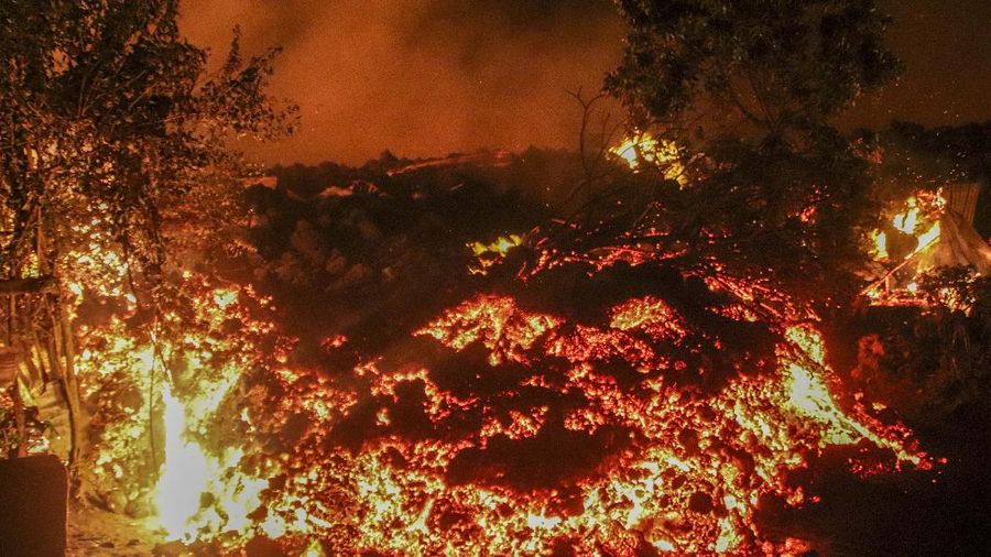 Warga Kongo evakuasi mandiri pasca letusan gunung Nyiragongo. (AP/Justin Kabumba)